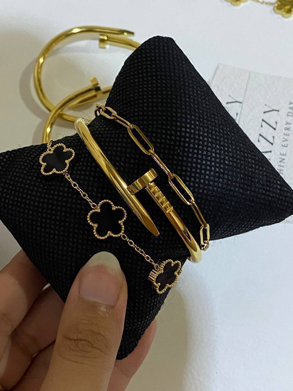 طقم أساور فاخر بتصميم عصري يجمع بين الجرأة والأناقة، مناسب لإطلالة مميزة وشيك في كل وقت 💛